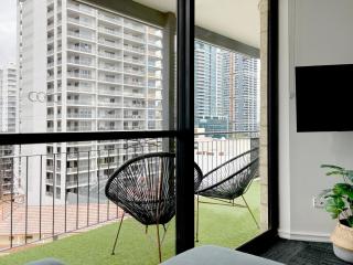 Stylish Executive City Pad w Parking and Pool - Perth - 2