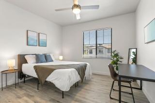 CozySuites Glendale by the stadium w pool! 11 - Glendale - 4