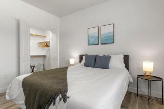 CozySuites Glendale by the stadium w pool! 11 - Glendale - 2