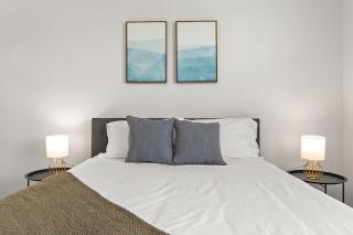 CozySuites Glendale by the stadium w pool! 11 - Glendale - 1