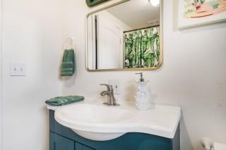 Charming Family-Friendly 2 Bedroom 1 Bathroom Retreat Near Astoria & Beach - Warrenton - 4