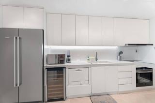 FIRST CLASS 2BR Glamorous Getaway - Dubai - 3