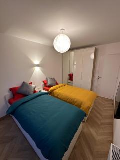 PARIS PANTIN Magnifique Appartement 4 pièces de 108m2 avec 2 PARKING intérieur - très cosy pour 1 à 12 personnes - Entièrement refait à neuf ENTIRE APARTMENT LUXURIOUS AND WARM - PANTIN PARIS 19 ème FREE WIFI GRATUIT - 7