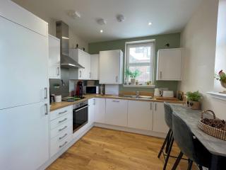 Stunning 2BR Apartment in Town Centre Location Pass The Keys - 9