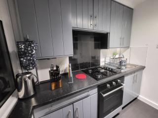 Garland Spacious Apartment, Close to Station With Parking And Garden - Ilford - 4