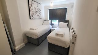 Garland Spacious Apartment, Close to Station With Parking And Garden - Ilford - 2