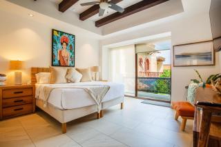 NEW Elegant Condo, 2 Patios, Pool, Walk Everywhere - 8
