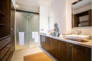 NEW Elegant Condo, 2 Patios, Pool, Walk Everywhere - 5