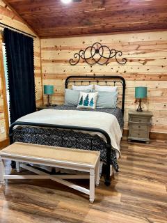 Livin on the Edge Cabin in Albert Pike, Beautiful! - - 1