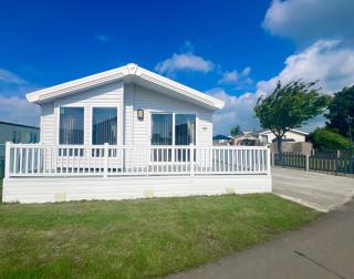 2 Lakeside, Luxury lodge with private garden & parking - Patrington - 7
