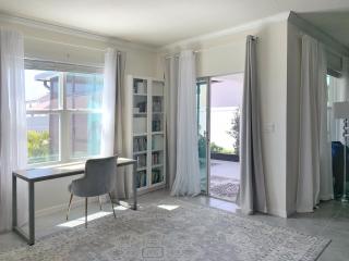 Stunning 3BR Modern Retreat, 20min to Beaches & Downtown, Pondside Bliss - Bradenton - 3
