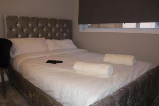 High-End Central Luton Studio - Ideal for Airport! - 0