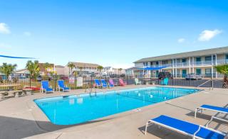 ON ISLAND Ocean View Beachy Studio in Campy 1970s Converted Motel - 2
