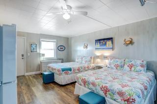 ON ISLAND Ocean View Beachy Studio in Campy 1970s Converted Motel - 7