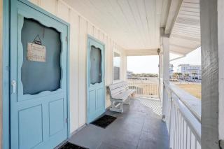 ON ISLAND Ocean View Beachy Studio in Campy 1970s Converted Motel - 3