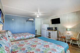 ON ISLAND Ocean View Beachy Studio in Campy 1970s Converted Motel - 5