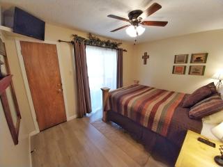 Valley Condo 111 - Dancing Bear Retreat - Creekside - WiFi - Hot Tub - Fireplace - Washer - Dryer - Playground - 7