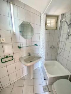 Charming 1-Bed Apartment Near Arena and Centre - 9