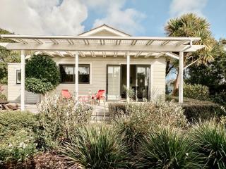 Dalton Cottage - Dreamy Retreat in Lush Gardens - 6