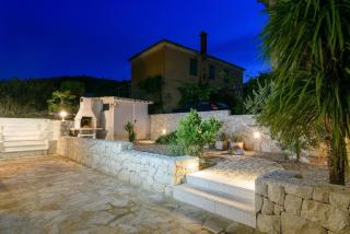 Freistehendes Ferienhaus auf 2 Etagen mit 2 Terrassen und großem privatem Garten mit Grill - Trogir - 4