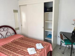 Habitacion con aire acondicionado y sofa en Departamento en el Centro Estacionamiento - León - 3