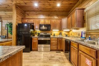 Mountain Charm- Hot Tub, Game Room, Theater Room, free Attraction Tickets!!! - 2
