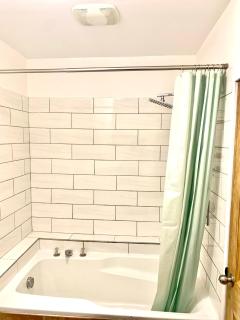 6 guests, King, Queen & Double, Free parking, QC - 1