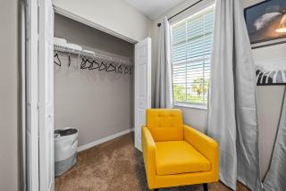 Stylish 2BR2BA w Pool, Gym Near Airport #3 - 5