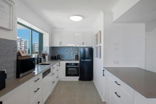 Top floor unit with beach access - Gold Coast - 4