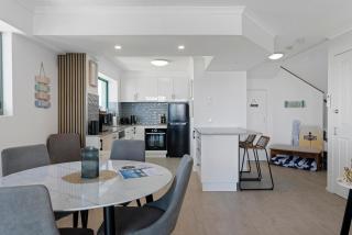 Top floor unit with beach access - Gold Coast - 1