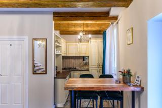 Dallure House Boutique - Entire House & Rooms - Old Town Brașov - Self Check-In - 2
