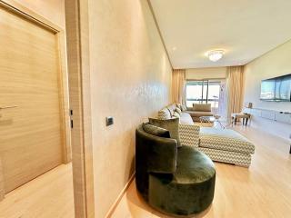 Appartement Spacieux et Moderne avec une Vue sur Montagne et Piscine - 1