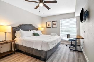Modern Flat w Workspace 8 Min to City Center - Houston - 9