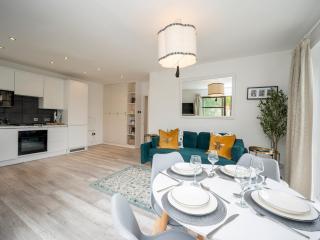 London apartment - Waterfront Terrace Parking - Pass the Keys - 8