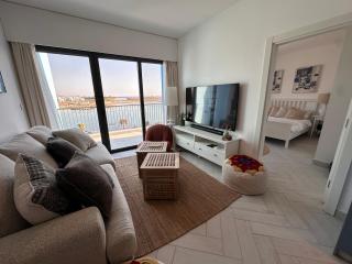 Chic One-Bedroom with Sea View - 7