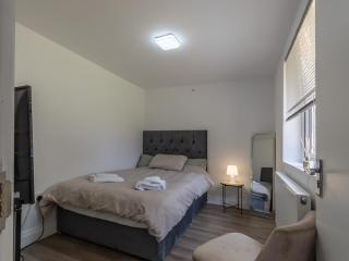 Comfortable 2 Bed Apartment Pass the Keys - Basildon - 9