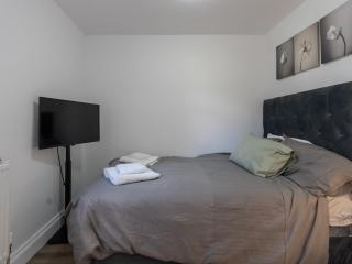 Comfortable 2 Bed Apartment Pass the Keys - Basildon - 3
