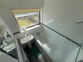 3 Bed Home Perfect for Families and Business - 1