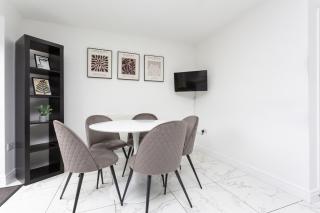 Lancers Close House - 4