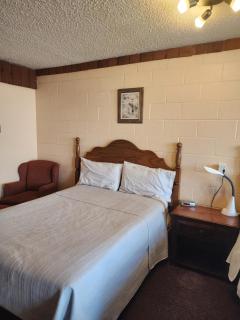 Cedar Villa Motel - Foremost - 1