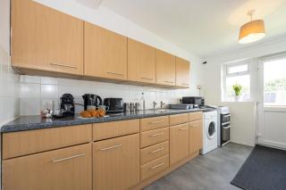 Manchester Airport Modernised Apartment - Free parking - 4