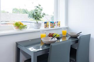 Manchester Airport Modernised Apartment - Free parking - 2