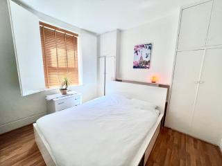 One Bedroom Flat Nine Elms SW8 - 7