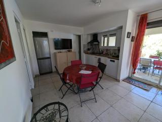 F3 RDC jardin clôt et piscine privatifs, proche toutes activités ! - 7