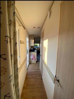 Caravan - 3 Bedrooms, Sleeps 8 - Rhyl - 2