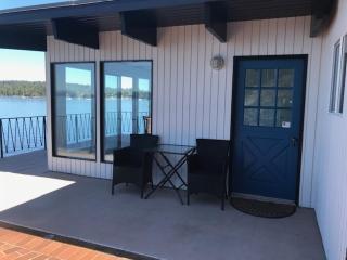 Ocean Front Retreat with Stunning Water Views - Victoria - 8