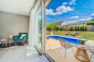 Vila Sara s bazénem a infrasaunou na kraji Prahy - 3