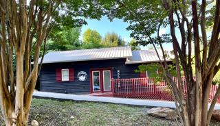 Smores Retreat - Minutes from PF Parkway! Hot tub and fire pit! - 1