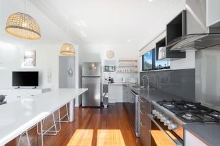 'Highview' Queensland Coastal Charm steps from Beach - 7