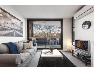 Modern 2 bed apartment in trendy Collingwood - 0